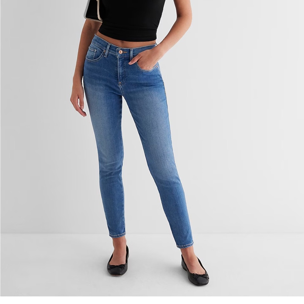 Women’s Express Mid Rise Medium Wash Skinny Jeans